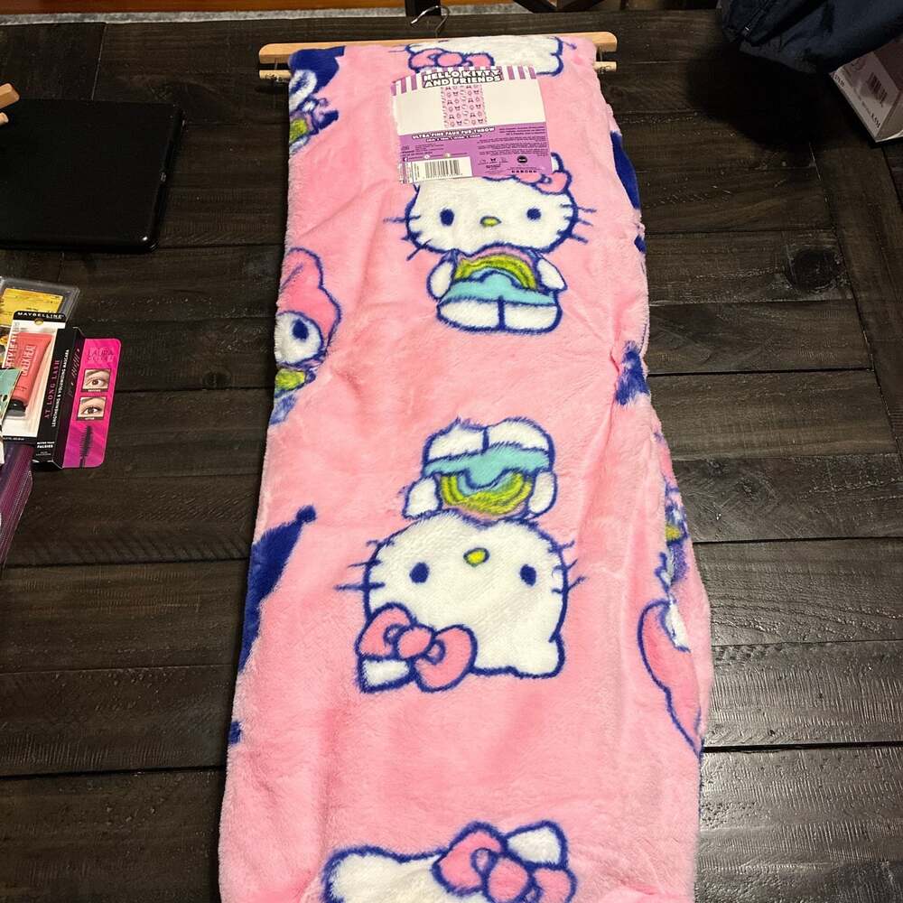 Sanrio Hello Kitty and Friends Kuromi Sharing Sweet Ultra Fine Faux Fur Throw Bl - Picture 3 of 5